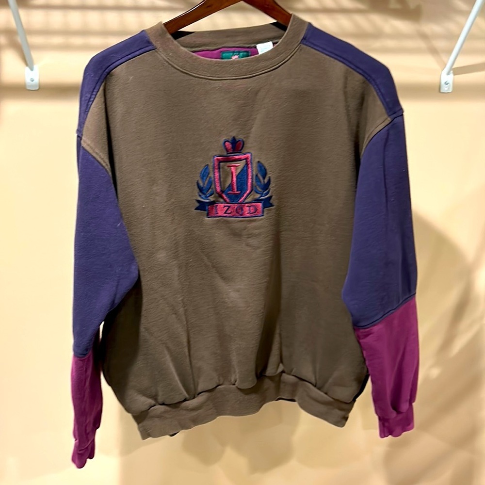 Vintage Izod logo crew neck emblem